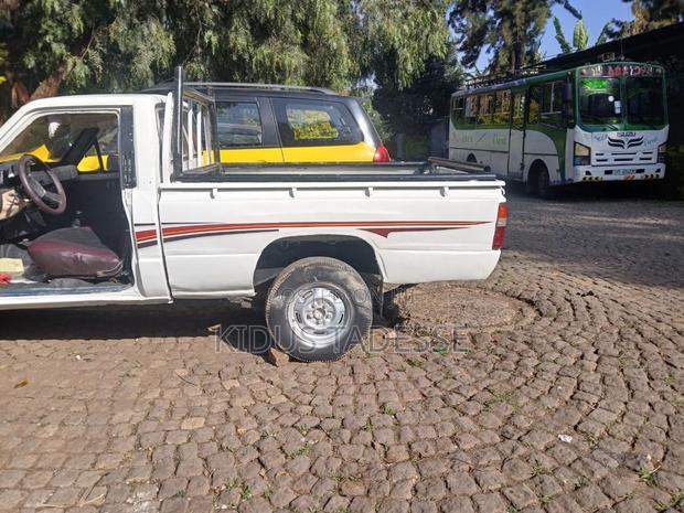Toyota Hilux 1985 White