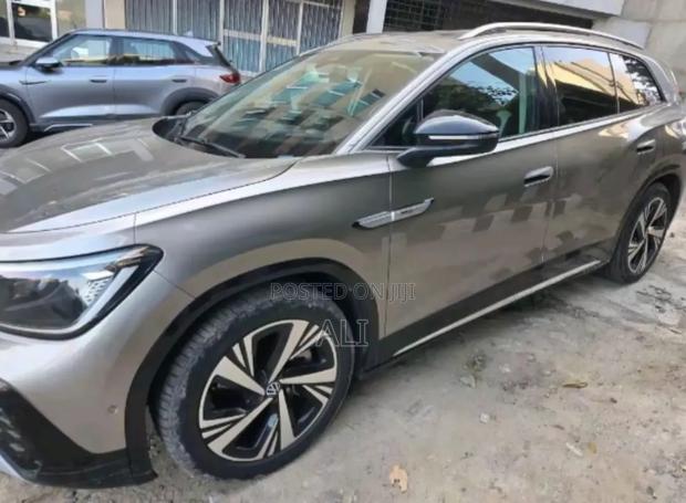 Volkswagen ID.6 2024 Gold