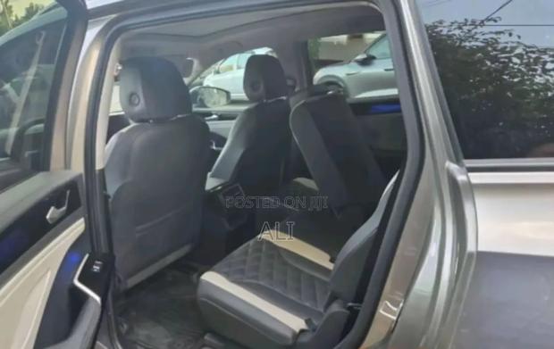 Volkswagen ID.6 2024 Gold