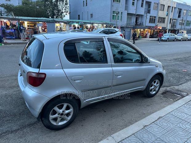 Toyota Vitz 2001 Silver
