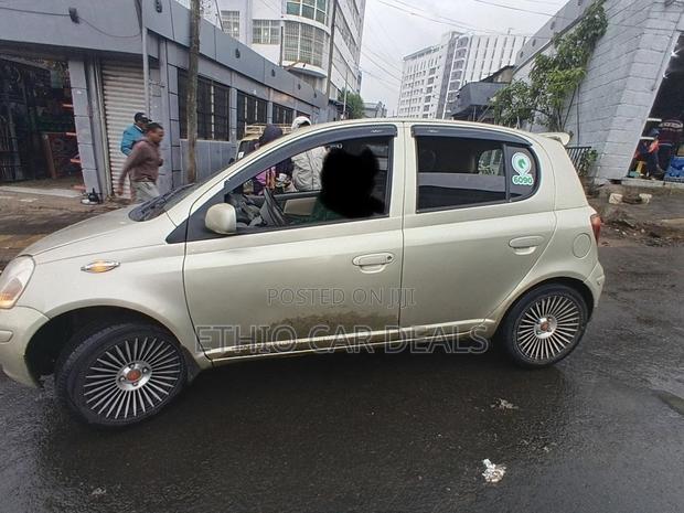 Toyota Vitz 2004 Gold