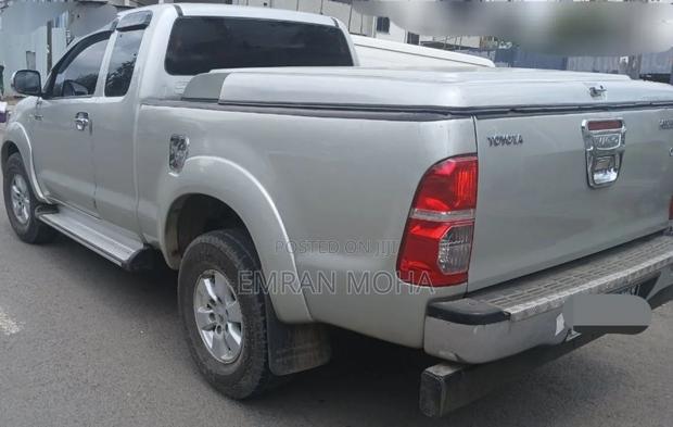 Toyota Hilux 2010 Silver