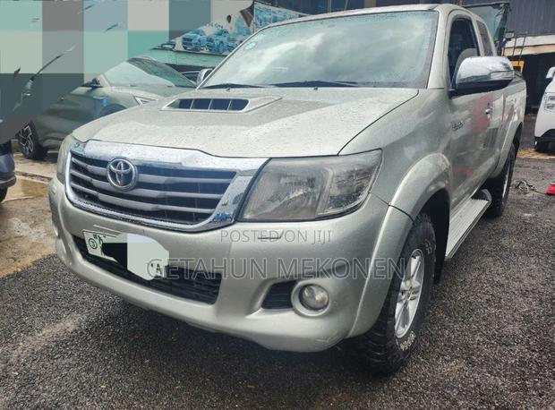 Toyota Hilux 3.0 D-4D 4x4 2014 Gold