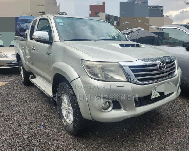 Toyota Hilux 3.0 D-4D 4x4 2014 Gold