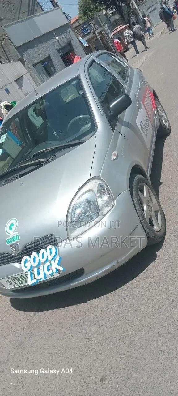 Toyota Vitz 2001 Silver