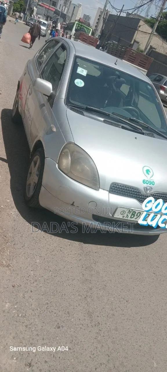 Toyota Vitz 2001 Silver