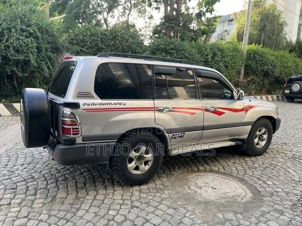 Toyota Land Cruiser 2000 Silver