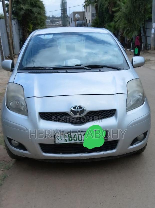Toyota Yaris Base Hatchback 3dr 2010 Silver