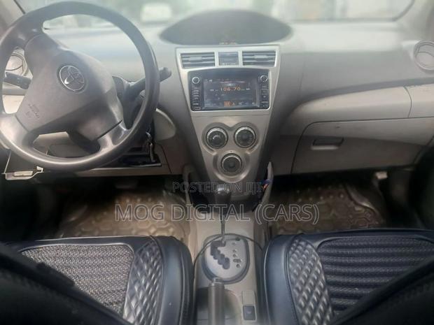 Toyota Belta 2010 Silver