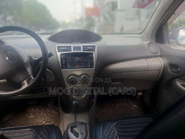Toyota Belta 2010 Silver