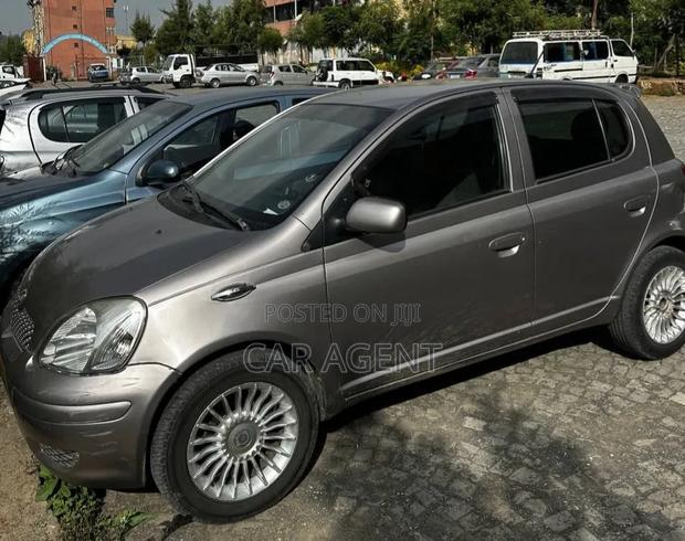 Toyota Vitz 2004 Silver