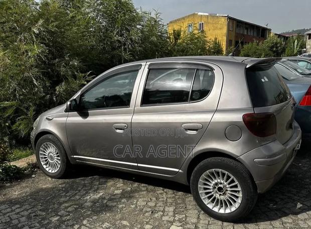Toyota Vitz 2004 Silver