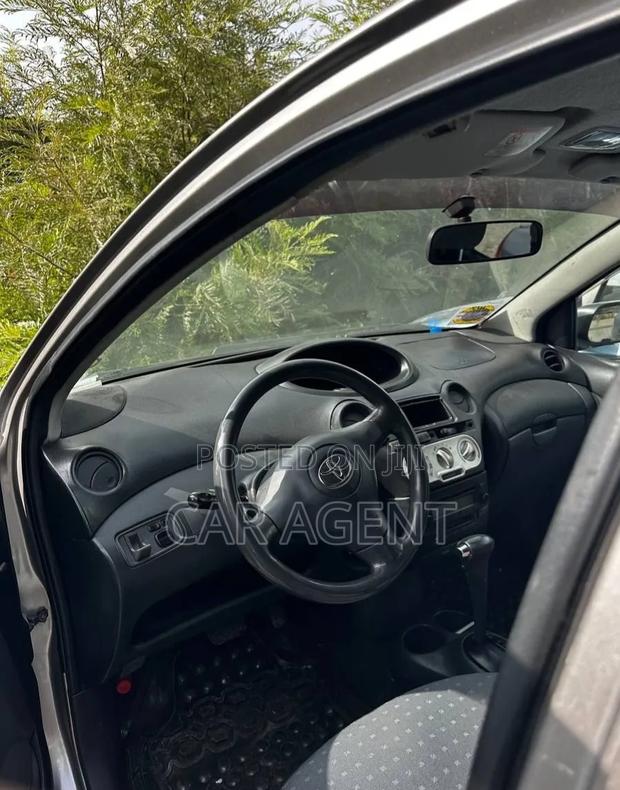 Toyota Vitz 2004 Silver