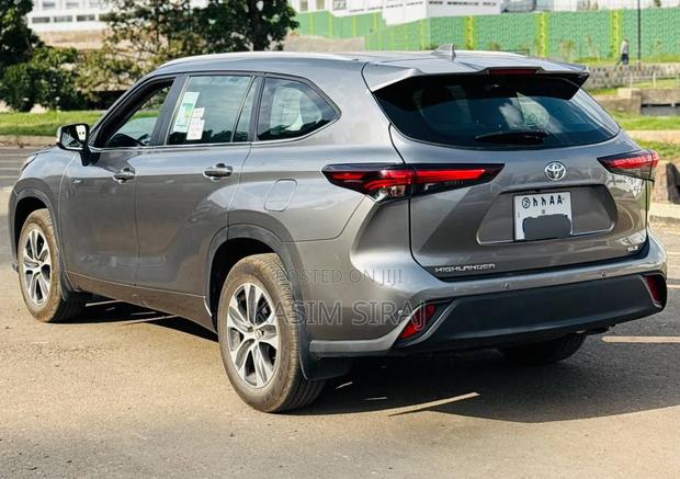 Toyota Highlander Hybrid Limited AWD 2025 Gray
