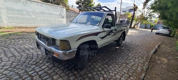 Toyota Hilux 1990 White
