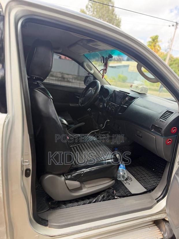 Toyota Hilux 2012 Silver
