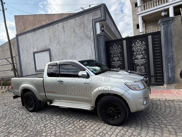 Toyota Hilux 2012 Silver
