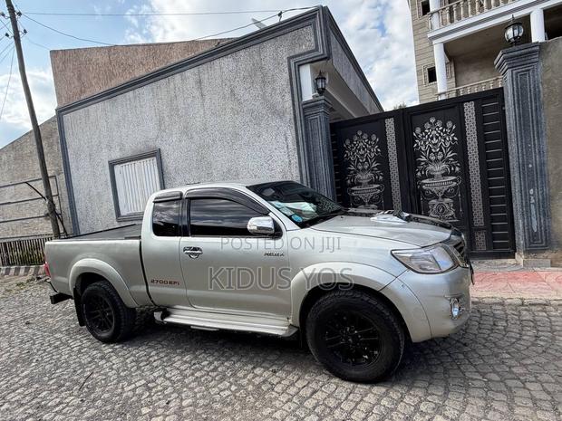 Toyota Hilux 2012 Silver