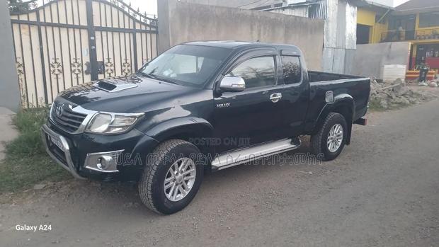 Toyota Hilux 2013 Maroon