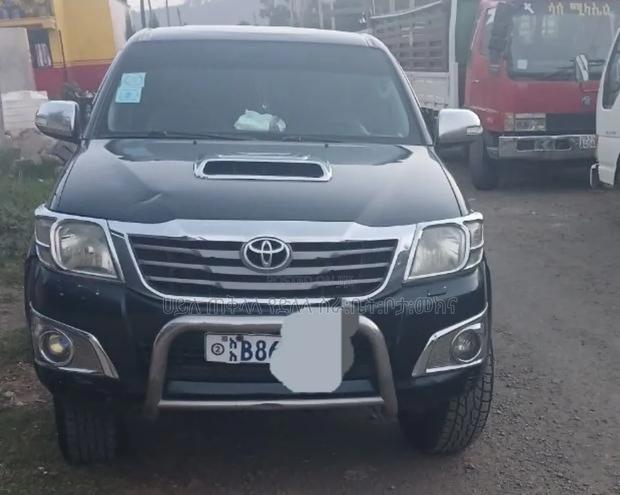 Toyota Hilux 2013 Maroon