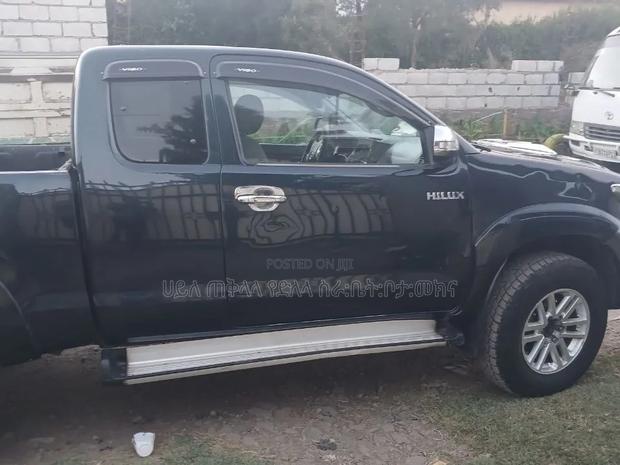 Toyota Hilux 2013 Maroon