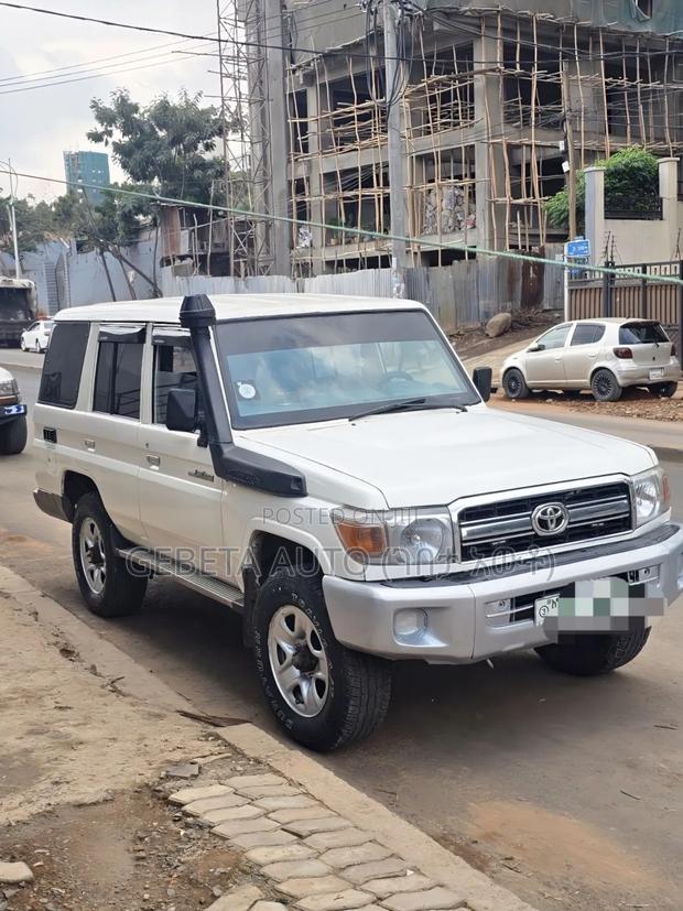 Toyota Land Cruiser 2012 White