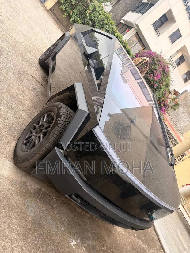 Tesla Cybertruck Cyberbeast AWD 2025 Gray