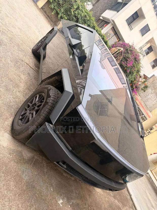 Tesla Cybertruck Cyberbeast AWD 2025 Gray
