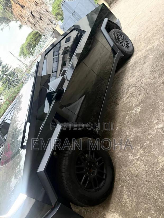 Tesla Cybertruck Cyberbeast AWD 2025 Gray