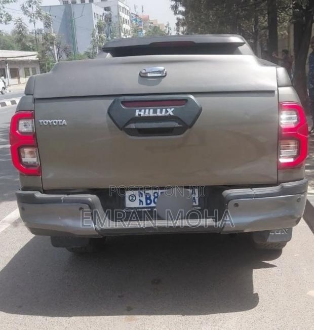 Toyota Hilux 2021 Gray