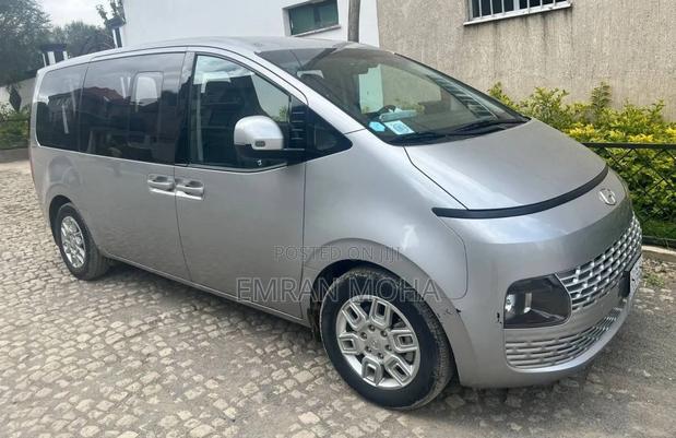 Hyundai Staria 2023 Silver