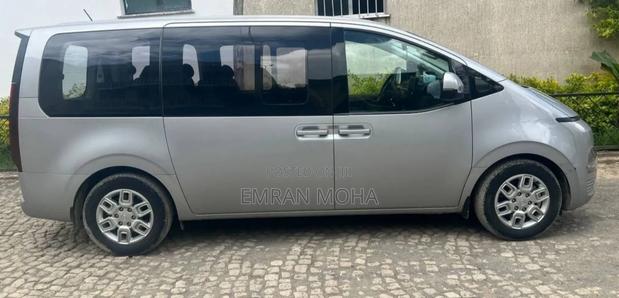 Hyundai Staria 2023 Silver