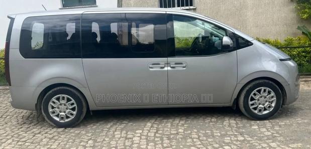 Hyundai Staria 2023 Silver