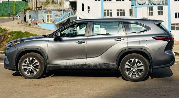 Toyota Highlander Hybrid 2026 Silver