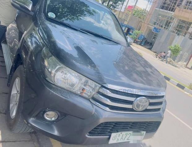 Toyota Hilux 2016 Gray
