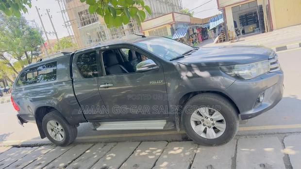 Toyota Hilux 2016 Gray