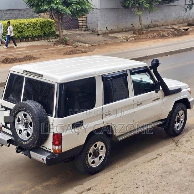 Toyota Land Cruiser 2012 White