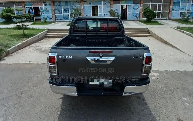 Toyota Hilux 2017 Gray