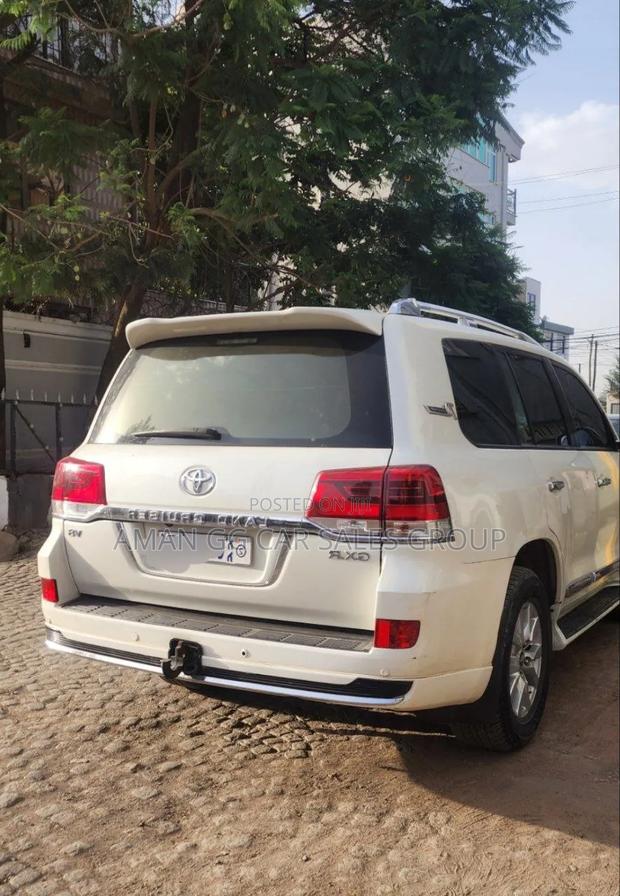 Toyota Land Cruiser 2010 White