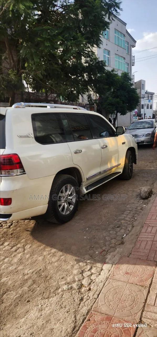 Toyota Land Cruiser 2010 White