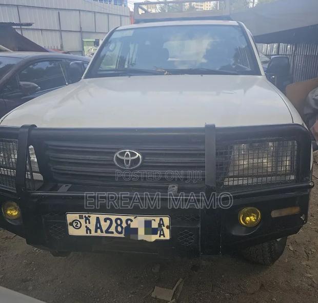 Toyota Land Cruiser 2005 White