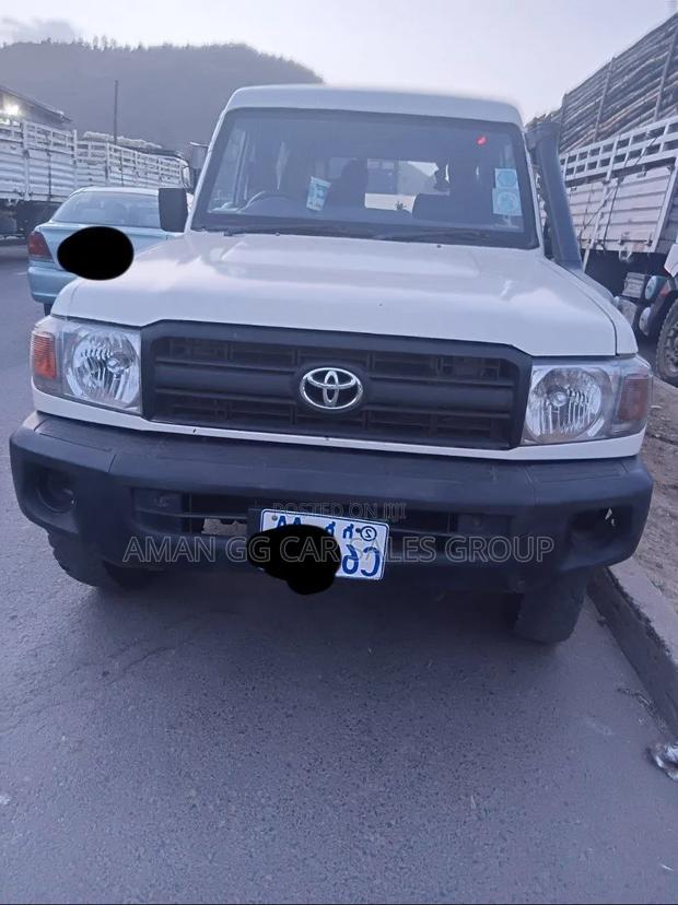Toyota Land Cruiser 2017 White
