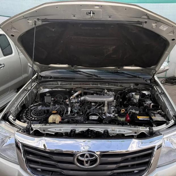 Toyota Hilux 2014 Gold