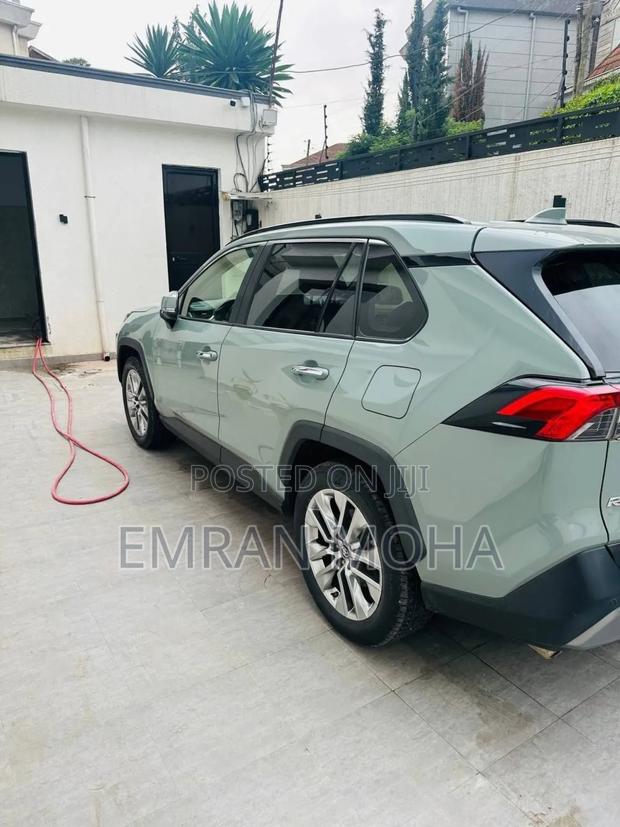 Toyota RAV4 2021 Green