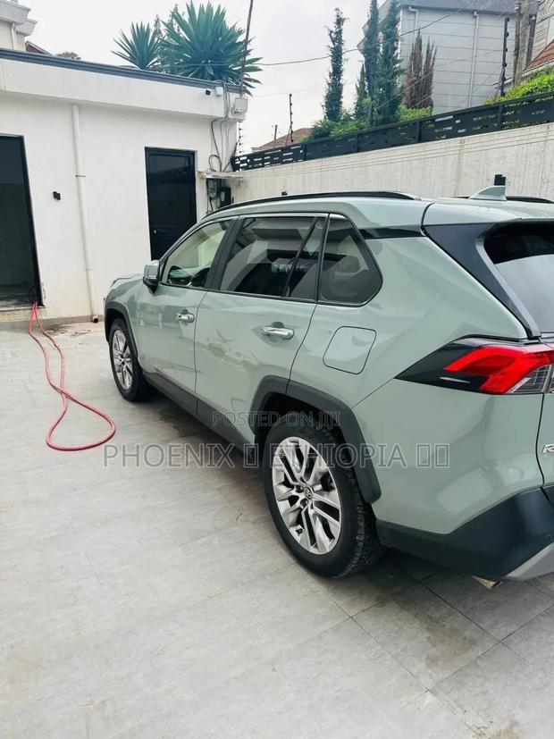 Toyota RAV4 2021 Green