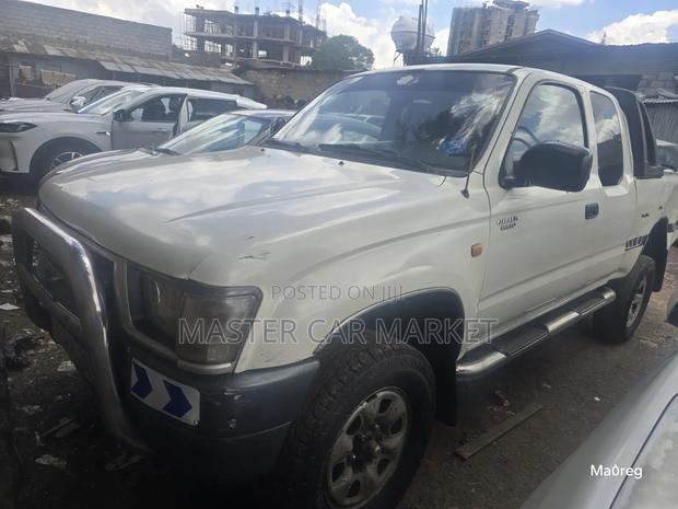 Toyota Hilux 2000 White
