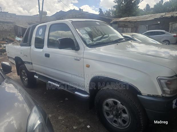 Toyota Hilux 2000 White