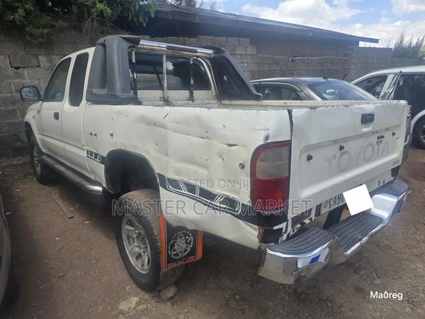 Toyota Hilux 2000 White