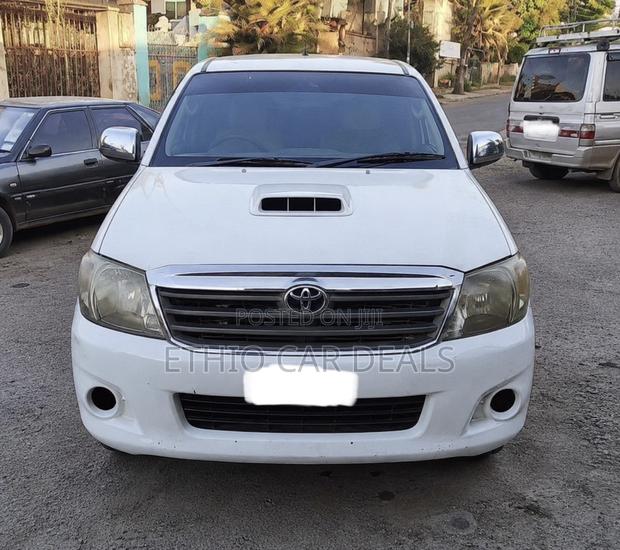 Toyota Hilux 2011 White