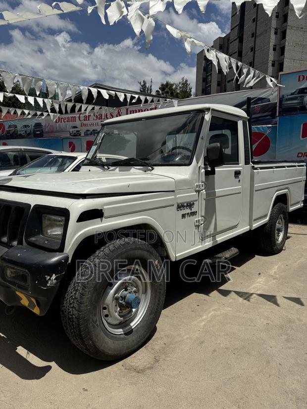Mahindra Commander 2004 White